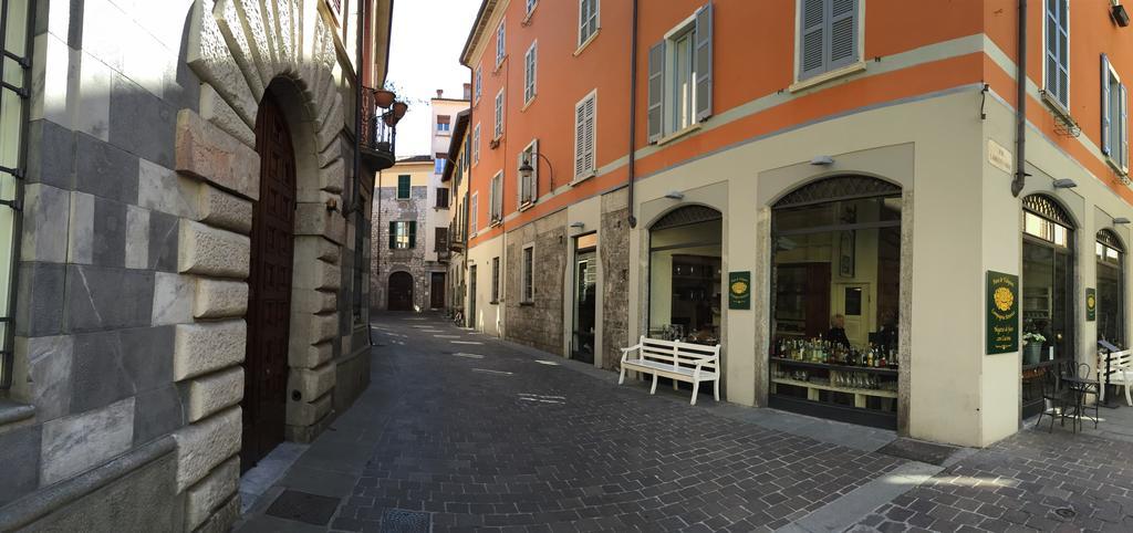 Ancient Courtyard Bonanomi In Como Historic Centre Room photo