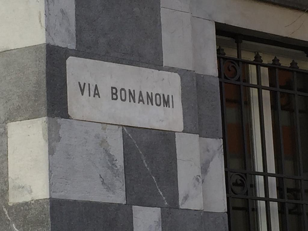 Ancient Courtyard Bonanomi In Como Historic Centre Room photo