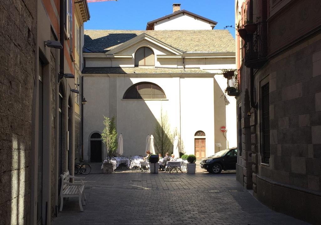 Ancient Courtyard Bonanomi In Como Historic Centre Room photo