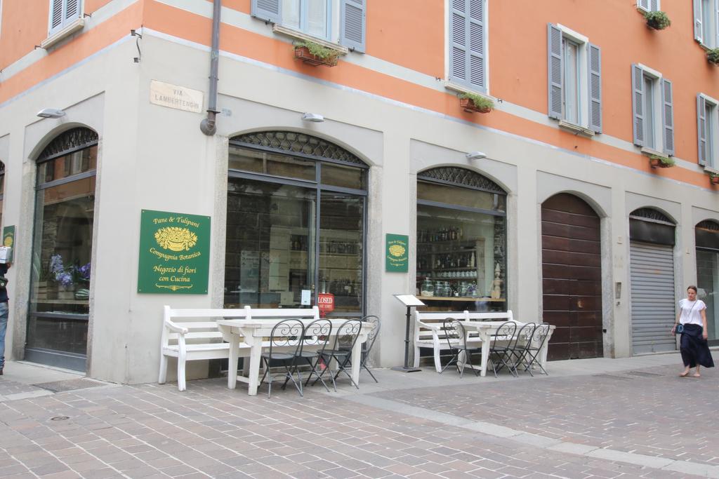 Ancient Courtyard Bonanomi In Como Historic Centre Exterior photo